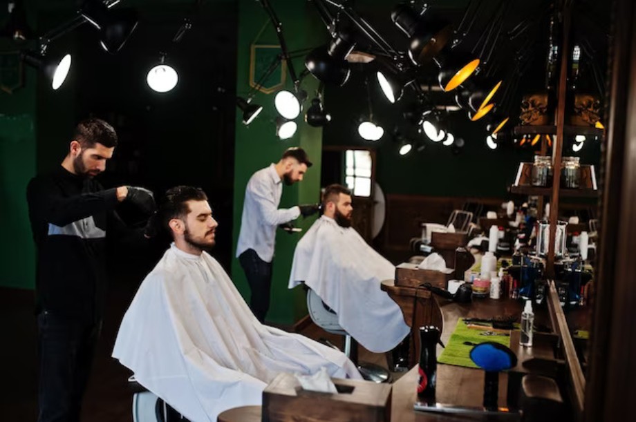 Barber crafting a stylish haircut in Dubai Silicon Oasis salon